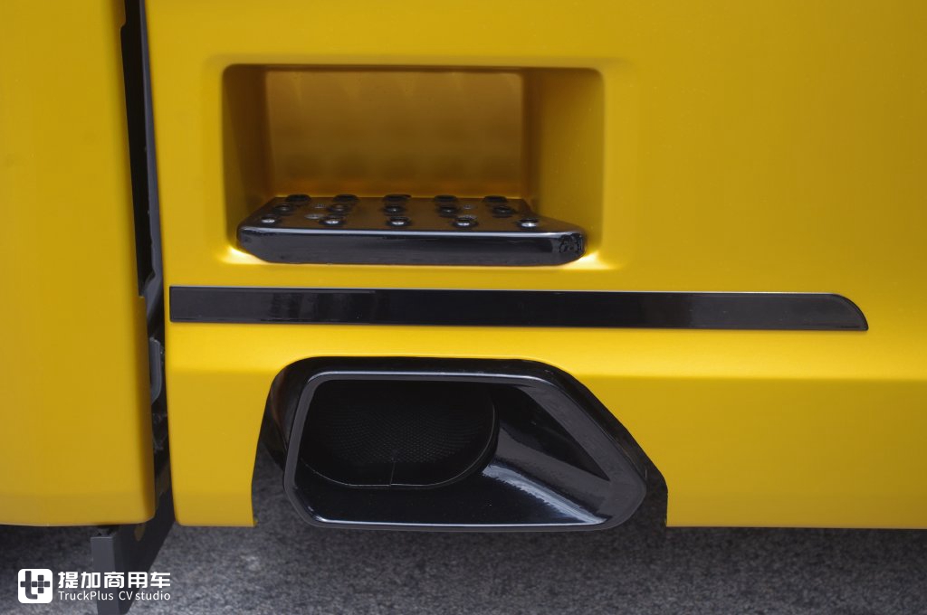 独特哑光金配色,斯堪尼亚发布V8发动机50周年纪念限量版车型 - 第6张 - 提加商用车网 独特哑光金配色,斯堪尼亚发布V8发动机50周年纪念限量版车型 - 第6张