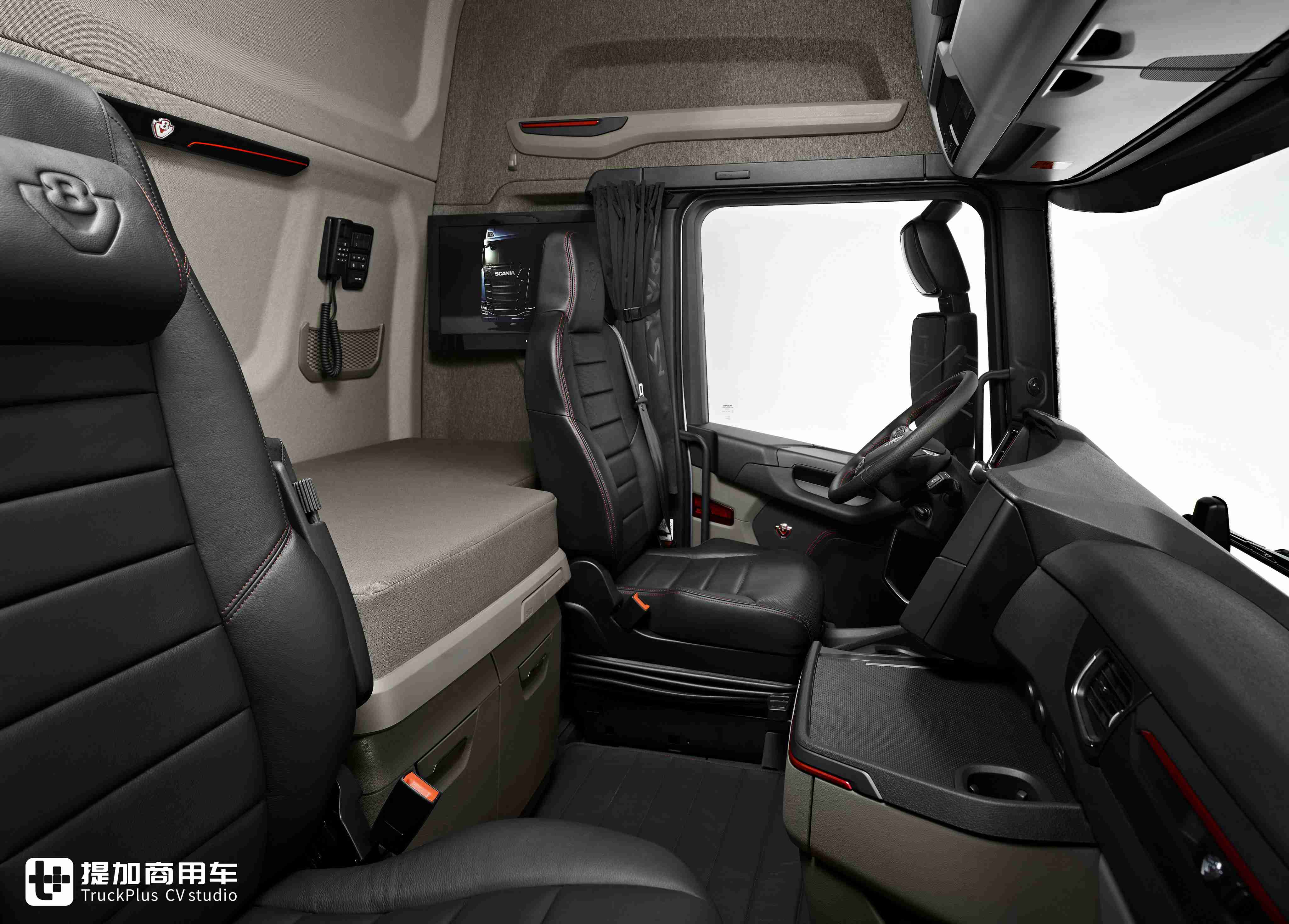 独特哑光金配色,斯堪尼亚发布V8发动机50周年纪念限量版车型 - 第5张 - 提加商用车网 独特哑光金配色,斯堪尼亚发布V8发动机50周年纪念限量版车型 - 第5张