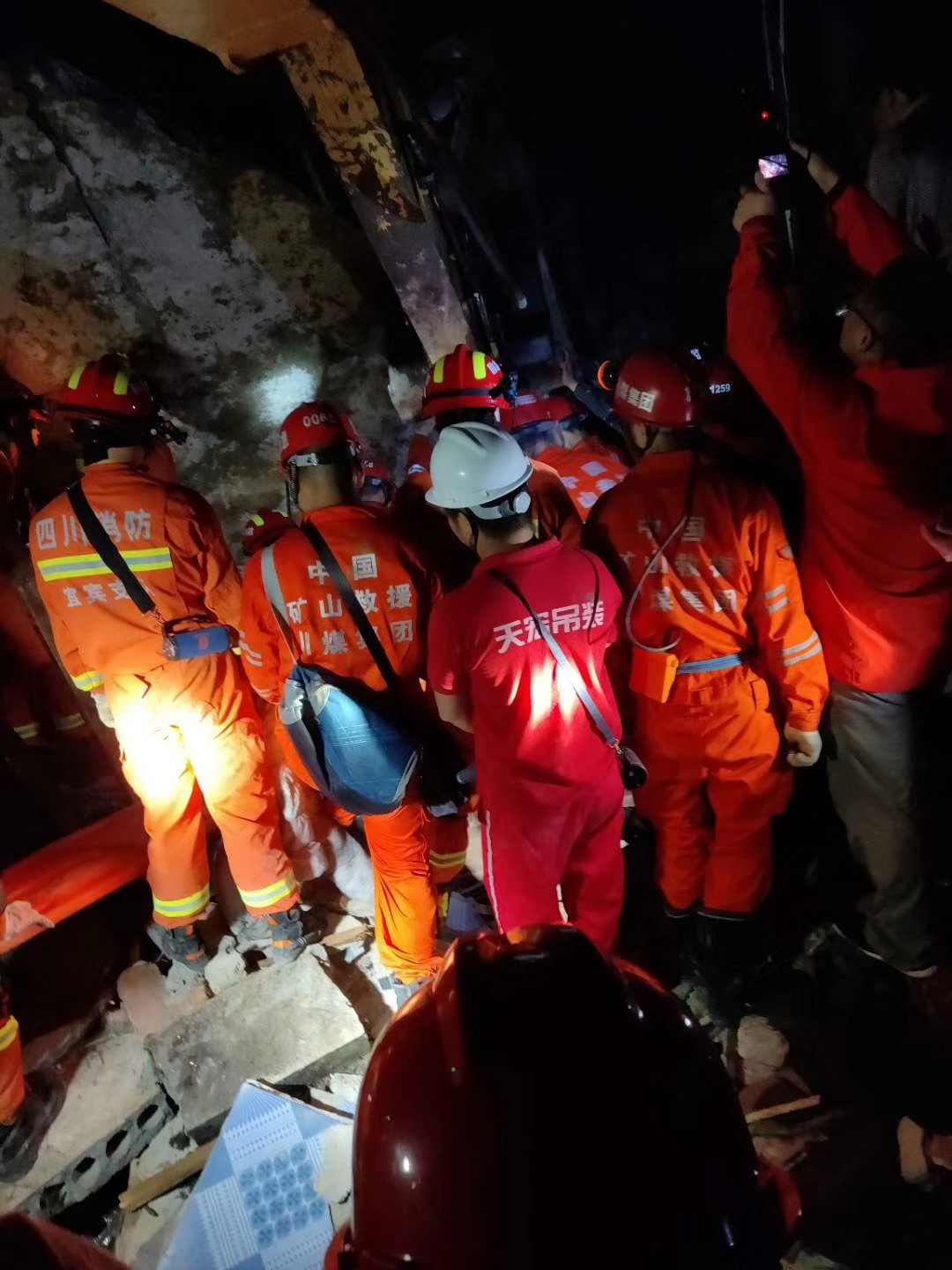 四川长宁牵动众人心!徐工救援力量第一时间驰援 - 第2张 - 提加商用车网 四川长宁牵动众人心!徐工救援力量第一时间驰援 - 第2张