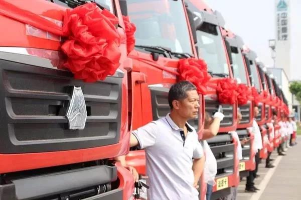 一次交车百辆,汕德卡牵引车再次助力危化品运输 - 第3张 - 提加商用车网 一次交车百辆,汕德卡牵引车再次助力危化品运输 - 第3张