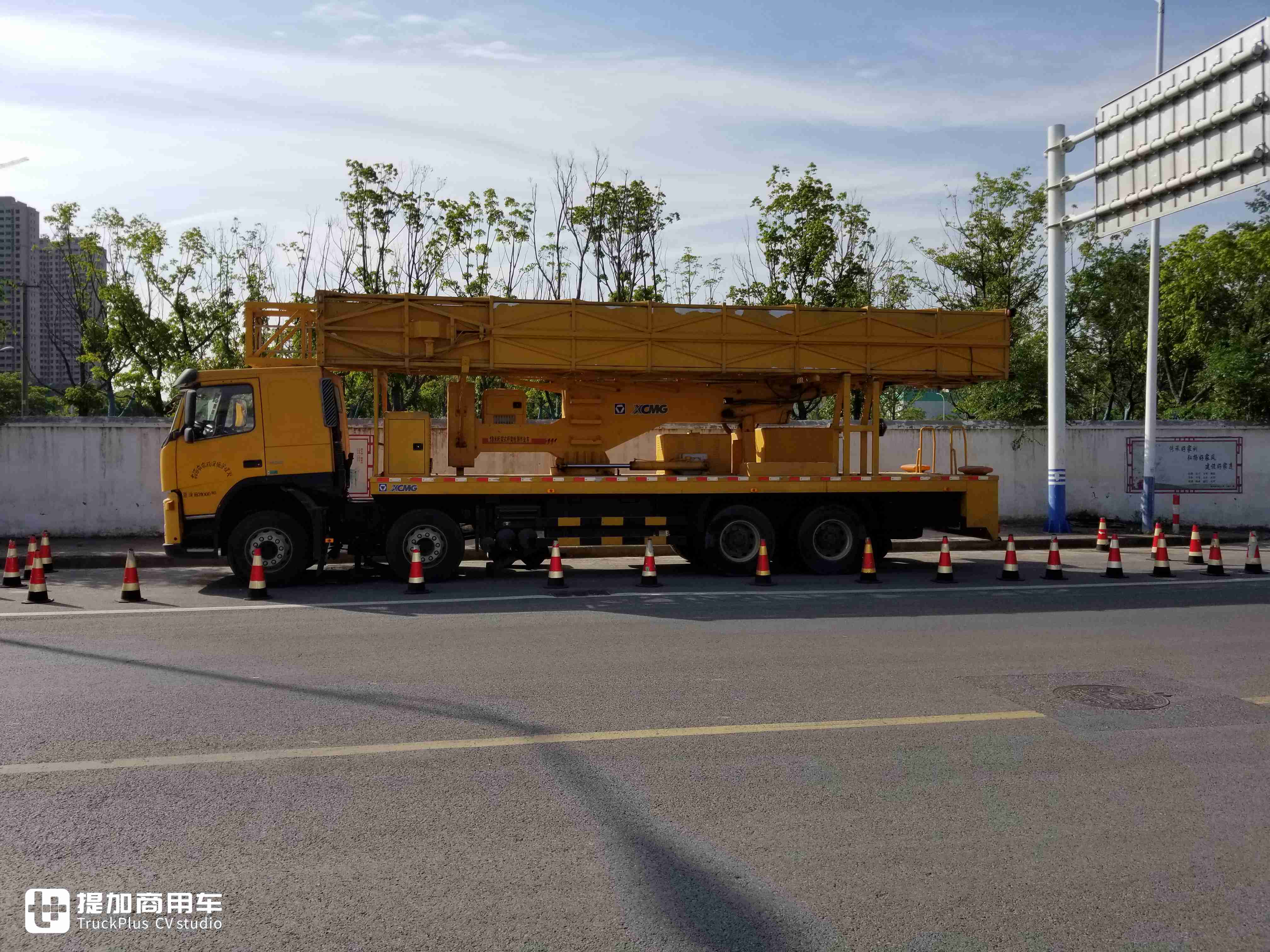 高架桥就是靠它来维护，带您见识一辆沃尔沃FM底盘的桥梁检测车 - 第2张