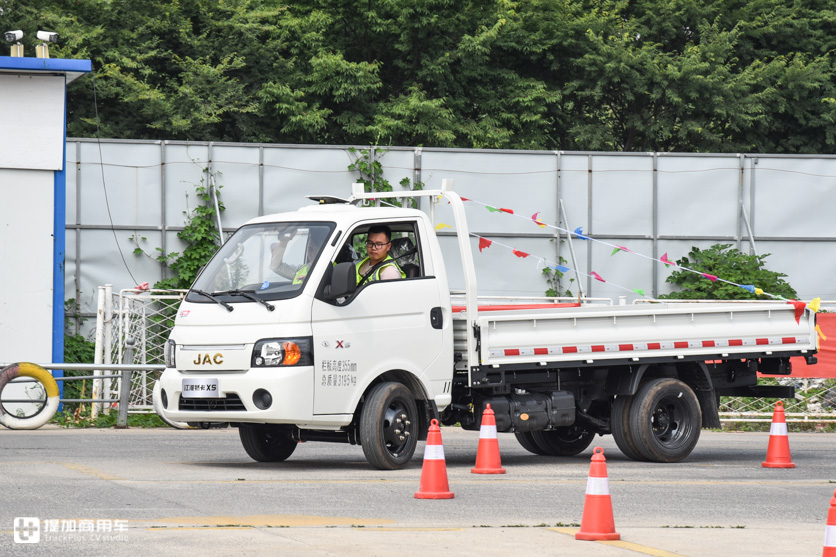 车身2.07米不惧限高杆、地库,还有轿车的舒适性,江淮轿卡X5国六车型实拍评测 - 第9张 - 提加商用车网 车身2.07米不惧限高杆、地库,还有轿车的舒适性,江淮轿卡X5国六车型实拍评测 - 第9张