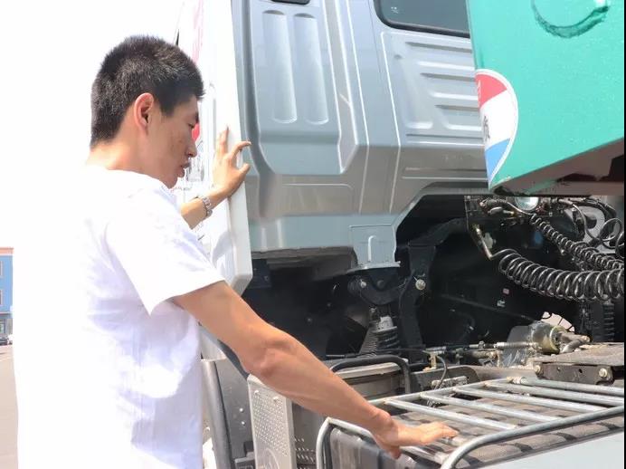 东北小伙为何情定红岩杰狮，430马力科索发动机拉粮配货样样精通 - 第3张