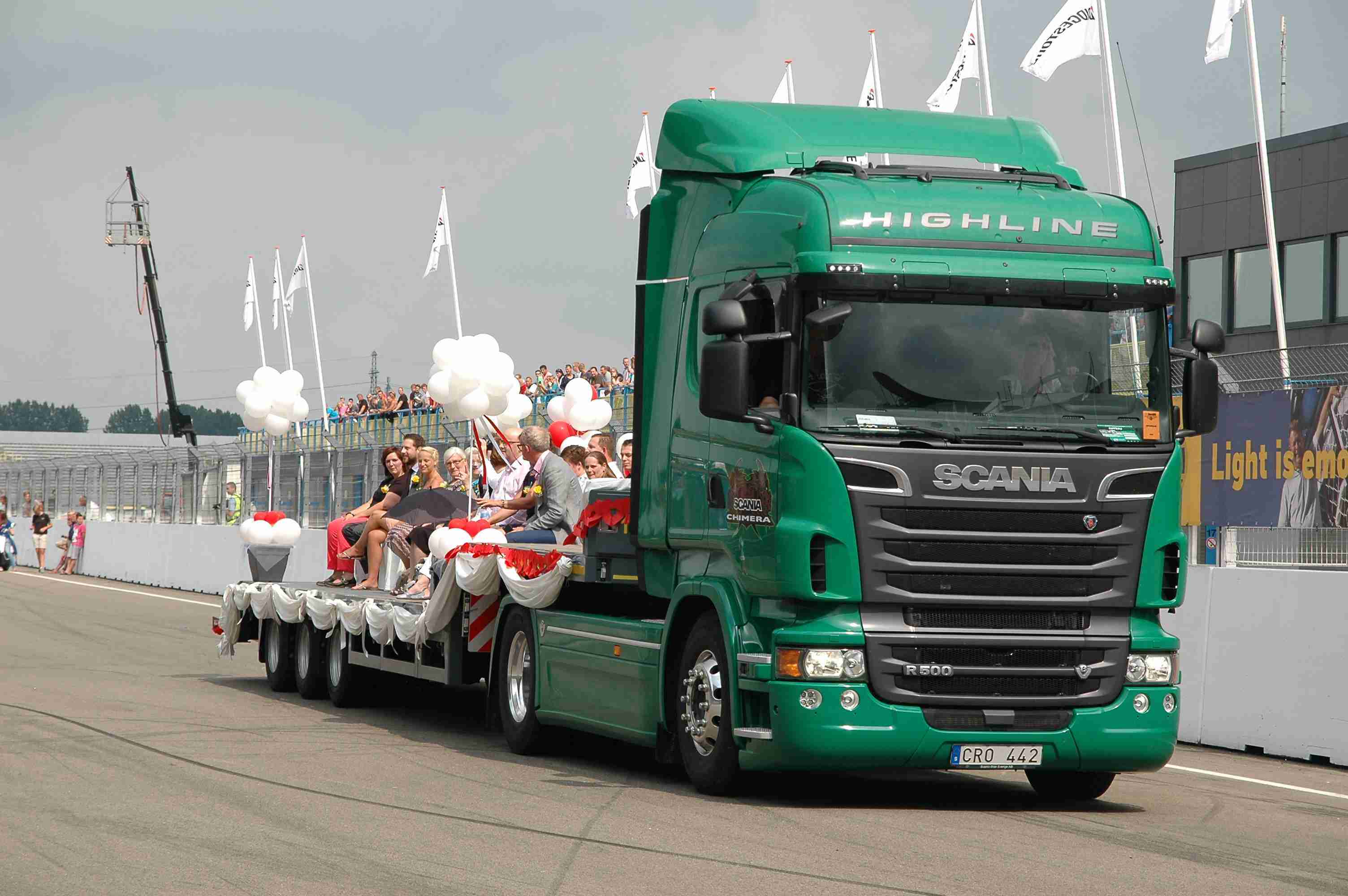 2辆斯堪尼亚卡车作为婚车,亲历90后物流老板不一样的婚礼 - 第3张 - 提加商用车网 2辆斯堪尼亚卡车作为婚车,亲历90后物流老板不一样的婚礼 - 第3张