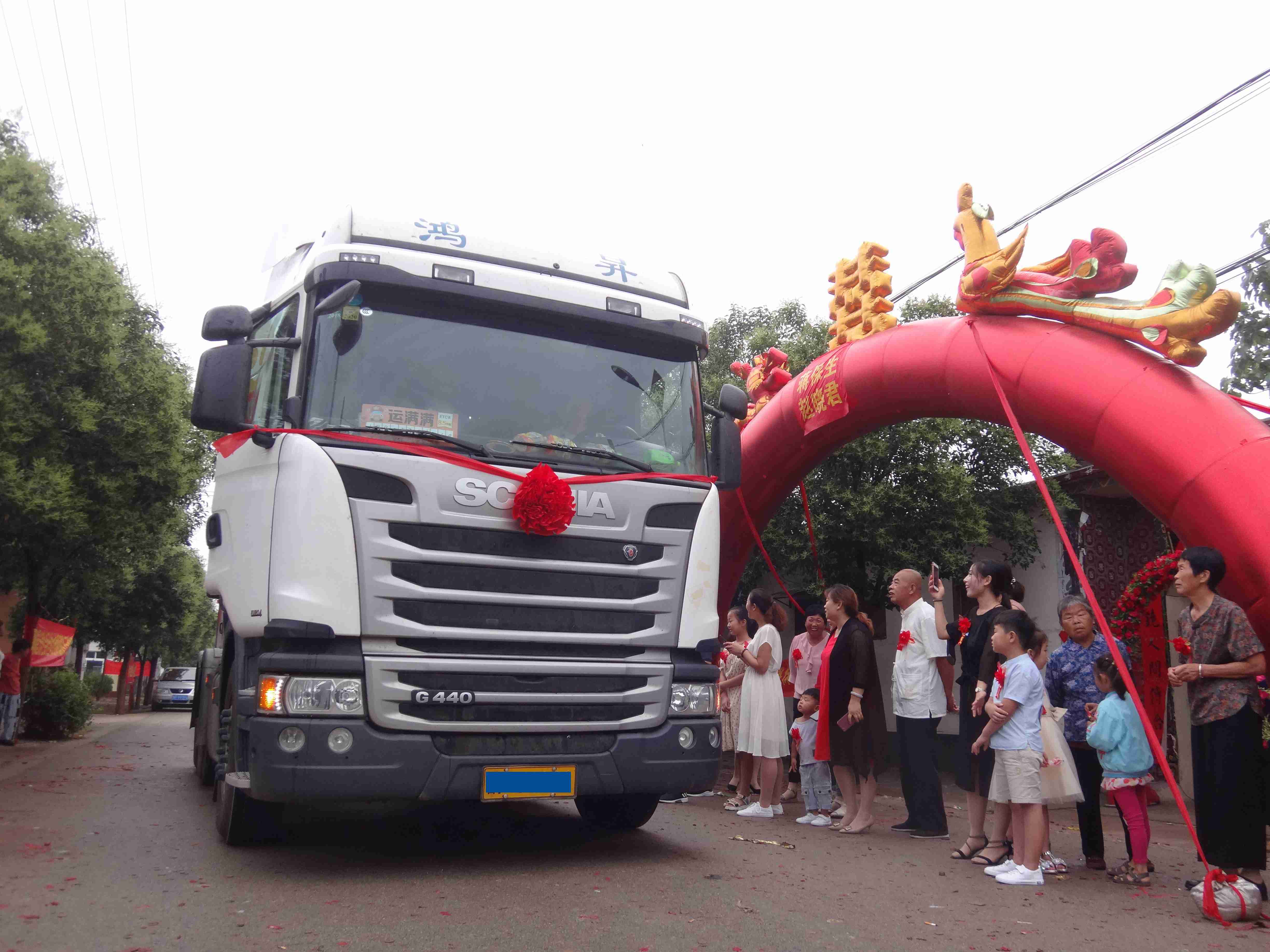 2辆斯堪尼亚卡车作为婚车,亲历90后物流老板不一样的婚礼 - 第1张 - 提加商用车网 2辆斯堪尼亚卡车作为婚车,亲历90后物流老板不一样的婚礼 - 第1张