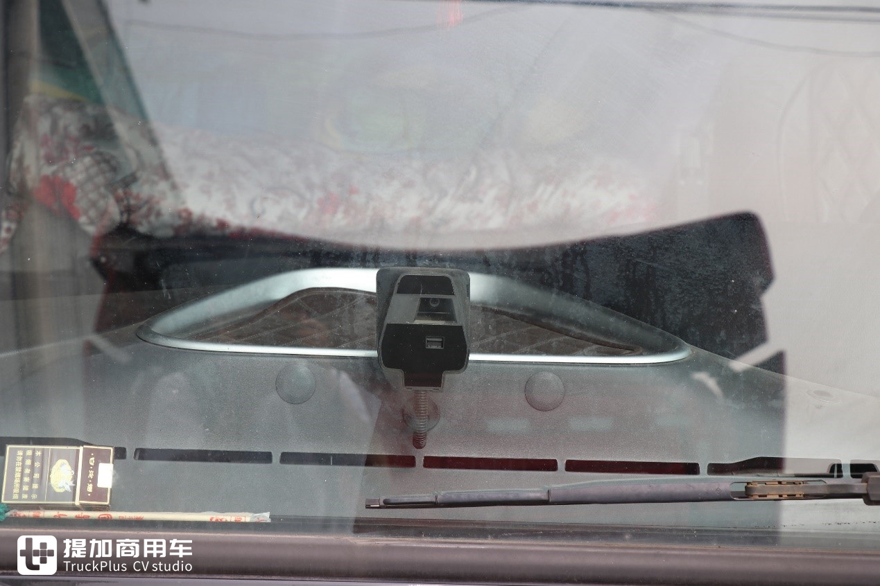 编号008，配置高的出奇，全球限量500台的奔驰卡车，国内竟有一辆 - 第6张