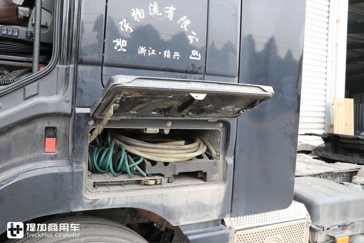 编号008，配置高的出奇，全球限量500台的奔驰卡车，国内竟有一辆 - 第12张