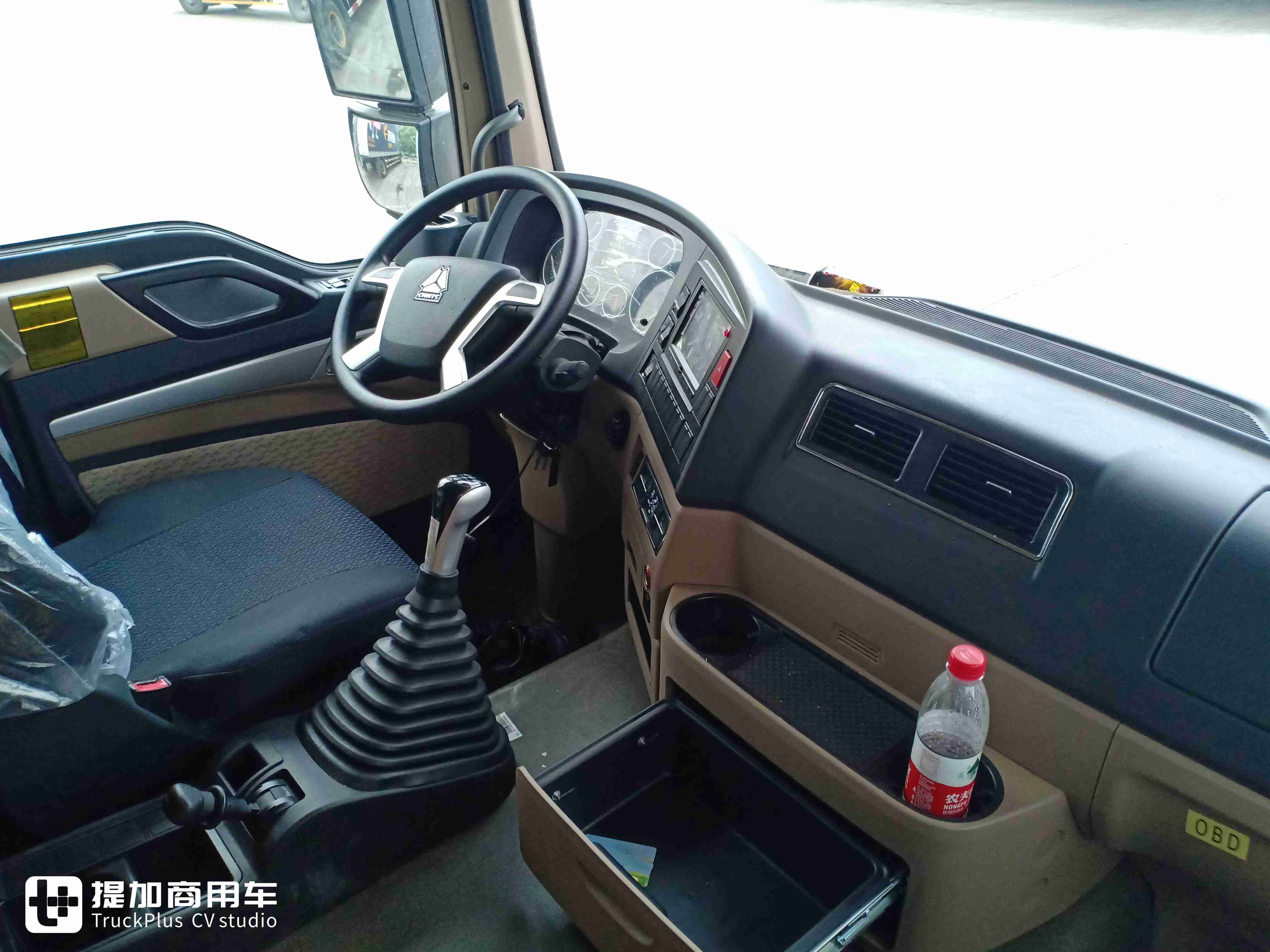 能多拉也能快跑,带您见识重汽专为快递打造的豪沃T5G三轴载货车 - 第8张 - 提加商用车网 能多拉也能快跑,带您见识重汽专为快递打造的豪沃T5G三轴载货车 - 第8张