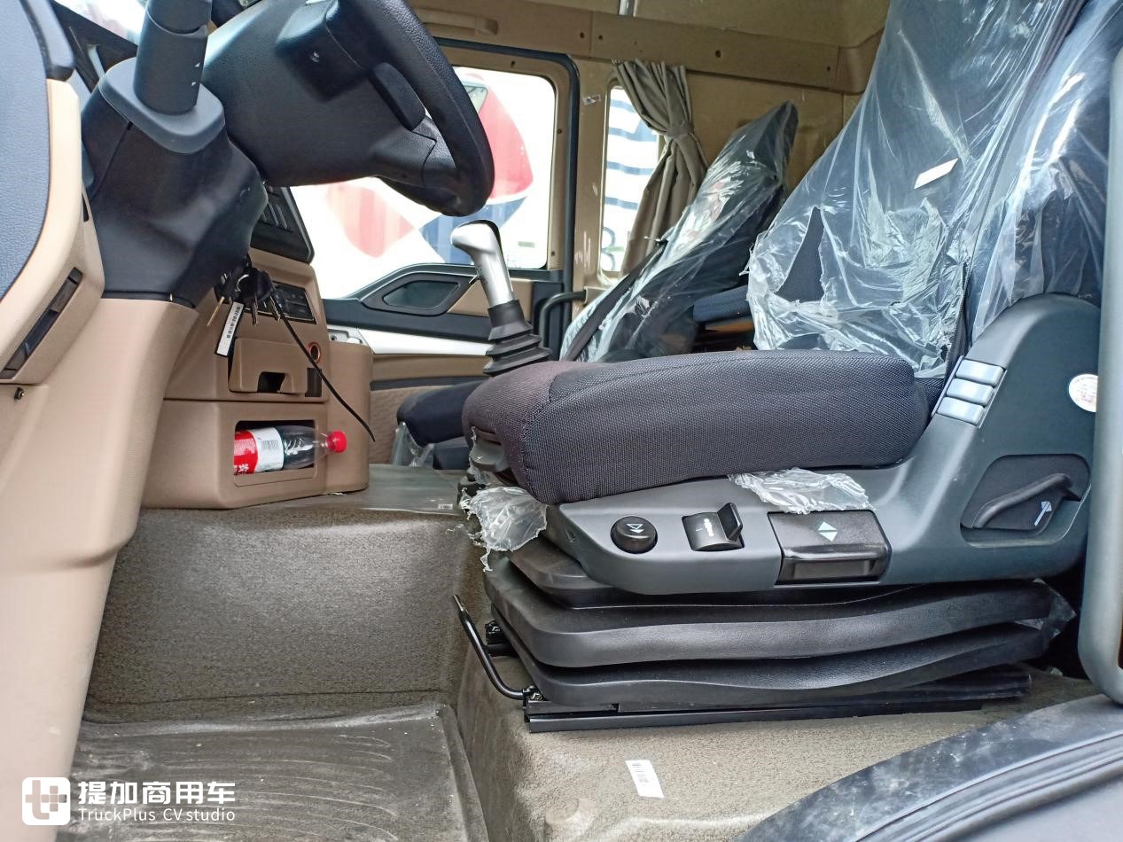 能多拉也能快跑,带您见识重汽专为快递打造的豪沃T5G三轴载货车 - 第12张 - 提加商用车网 能多拉也能快跑,带您见识重汽专为快递打造的豪沃T5G三轴载货车 - 第12张