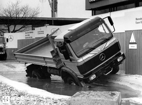 真正的老爷卡车，还是全驱V8动力，29年车龄的奔驰SK越野卡车实拍 - 第24张