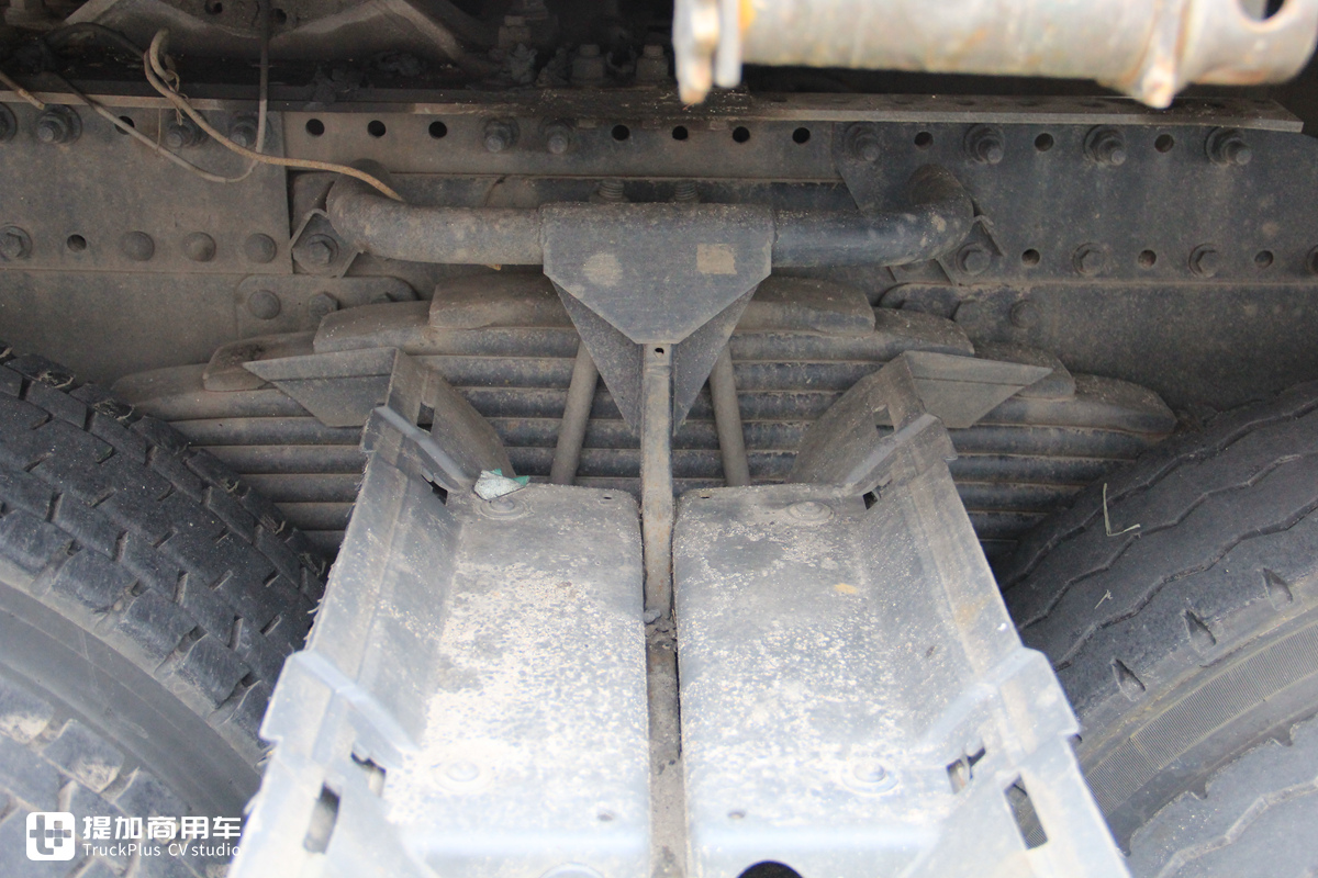 在国内昙花一现的高端重卡，无奈退市的东沃UD酷腾牵引车实拍 - 第13张