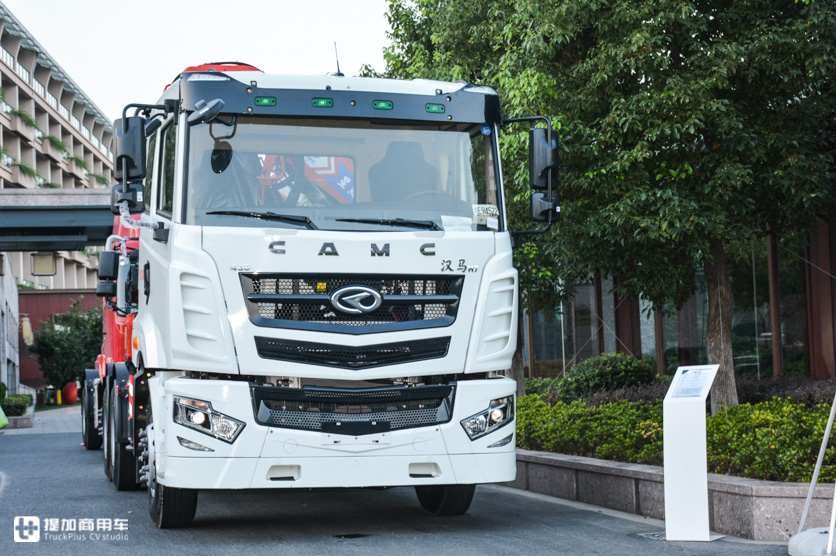 牵引车底盘的随吊车,上装配置真给力,国六排放的华菱汉马H7随吊车实拍 - 第2张 - 提加商用车网 牵引车底盘的随吊车,上装配置真给力,国六排放的华菱汉马H7随吊车实拍 - 第2张