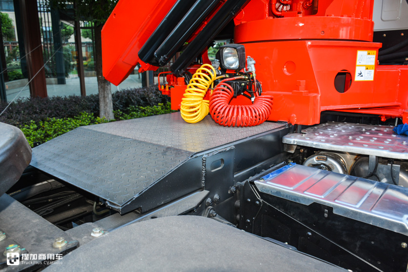 牵引车底盘的随吊车,上装配置真给力,国六排放的华菱汉马H7随吊车实拍 - 第11张 - 提加商用车网 牵引车底盘的随吊车,上装配置真给力,国六排放的华菱汉马H7随吊车实拍 - 第11张