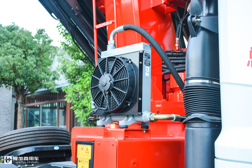 牵引车底盘的随吊车,上装配置真给力,国六排放的华菱汉马H7随吊车实拍 - 第7张 - 提加商用车网 牵引车底盘的随吊车,上装配置真给力,国六排放的华菱汉马H7随吊车实拍 - 第7张