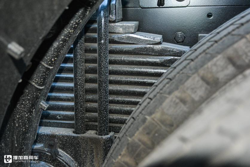 牵引车底盘的随吊车,上装配置真给力,国六排放的华菱汉马H7随吊车实拍 - 第9张 - 提加商用车网 牵引车底盘的随吊车,上装配置真给力,国六排放的华菱汉马H7随吊车实拍 - 第9张