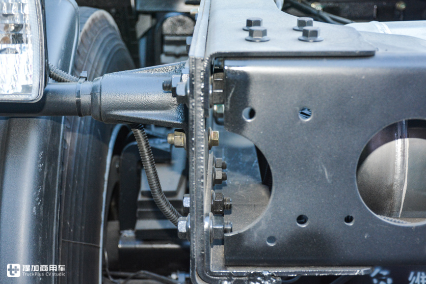 牵引车底盘的随吊车,上装配置真给力,国六排放的华菱汉马H7随吊车实拍 - 第10张 - 提加商用车网 牵引车底盘的随吊车,上装配置真给力,国六排放的华菱汉马H7随吊车实拍 - 第10张