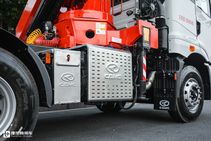 牵引车底盘的随吊车,上装配置真给力,国六排放的华菱汉马H7随吊车实拍 - 第17张 - 提加商用车网 牵引车底盘的随吊车,上装配置真给力,国六排放的华菱汉马H7随吊车实拍 - 第17张