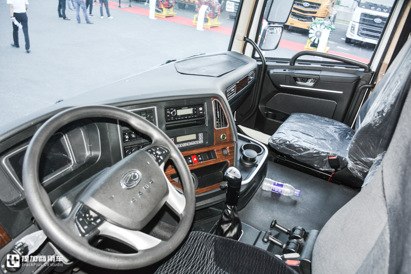 牵引车底盘的随吊车,上装配置真给力,国六排放的华菱汉马H7随吊车实拍 - 第18张 - 提加商用车网 牵引车底盘的随吊车,上装配置真给力,国六排放的华菱汉马H7随吊车实拍 - 第18张