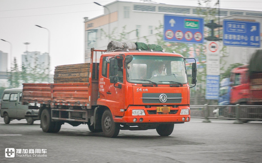 配置双卧铺的载货车，驾乘舒适性也很高，东风天锦KR高顶中卡实拍 - 第2张