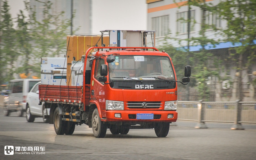 配置双卧铺的载货车，驾乘舒适性也很高，东风天锦KR高顶中卡实拍 - 第1张