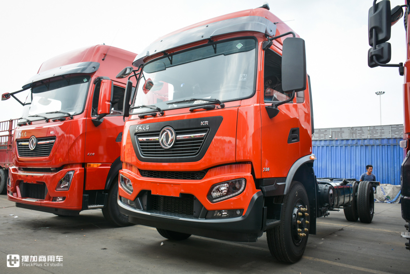 配置双卧铺的载货车，驾乘舒适性也很高，东风天锦KR高顶中卡实拍 - 第4张