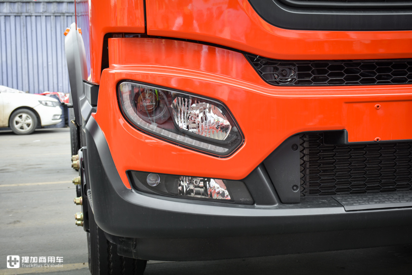 配置双卧铺的载货车，驾乘舒适性也很高，东风天锦KR高顶中卡实拍 - 第5张