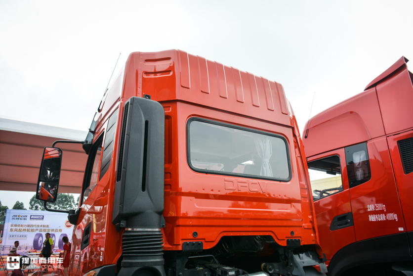 配置双卧铺的载货车，驾乘舒适性也很高，东风天锦KR高顶中卡实拍 - 第6张