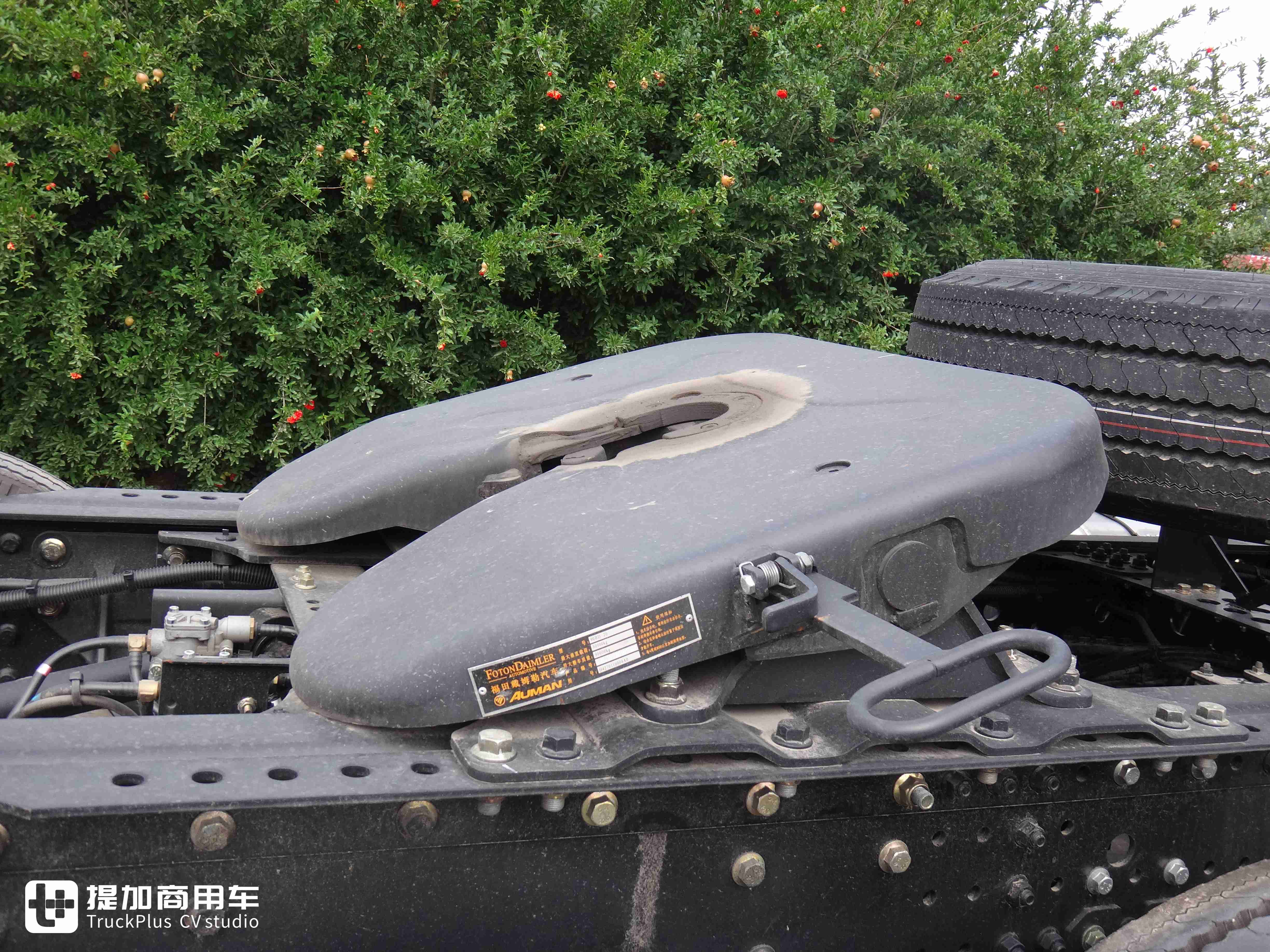 鞍座除了标配欧曼自主产品外,还可以选装可靠性更高的约斯特品牌.