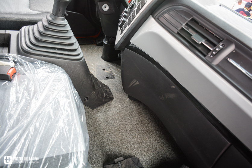 配置双卧铺的载货车，驾乘舒适性也很高，东风天锦KR高顶中卡实拍 - 第7张