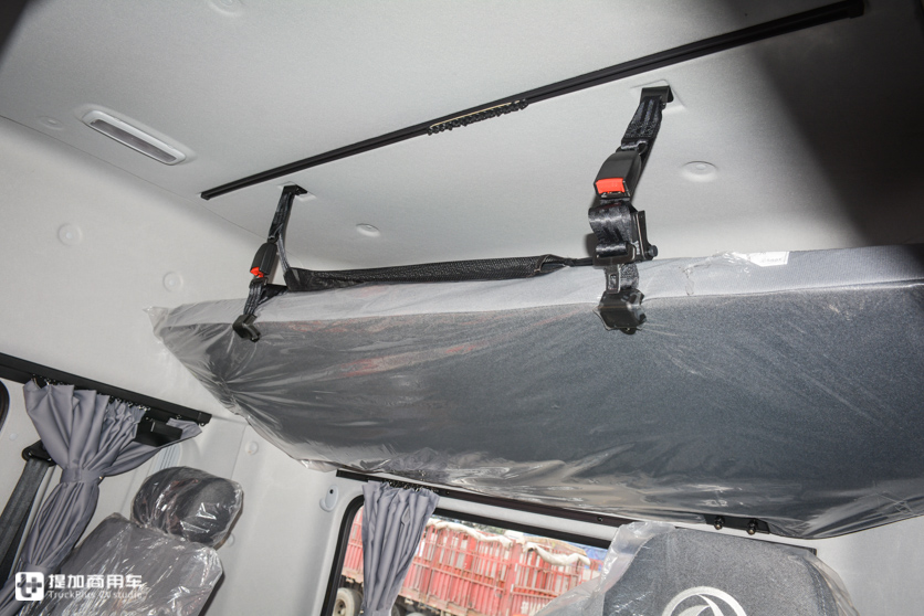 配置双卧铺的载货车，驾乘舒适性也很高，东风天锦KR高顶中卡实拍 - 第9张