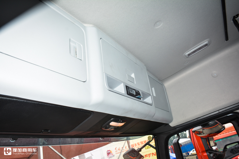 配置双卧铺的载货车，驾乘舒适性也很高，东风天锦KR高顶中卡实拍 - 第10张