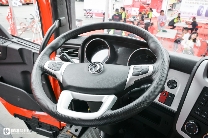 配置双卧铺的载货车，驾乘舒适性也很高，东风天锦KR高顶中卡实拍 - 第13张