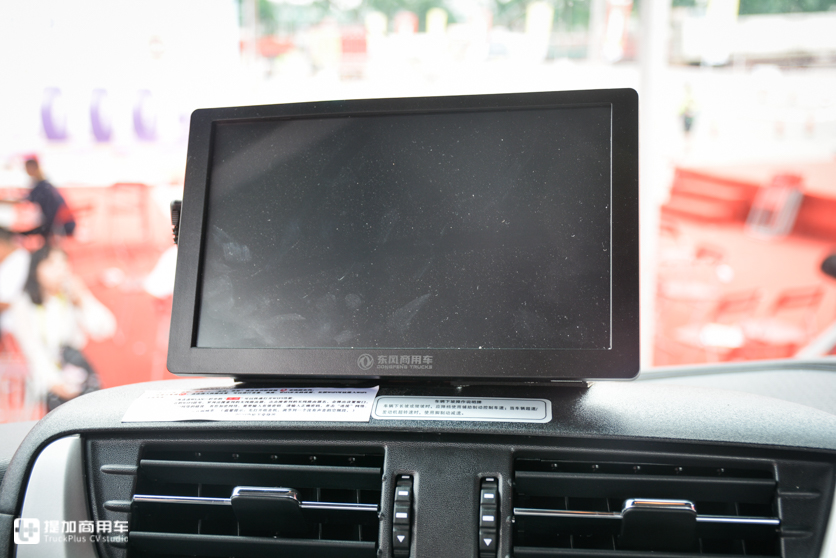 配置双卧铺的载货车，驾乘舒适性也很高，东风天锦KR高顶中卡实拍 - 第14张