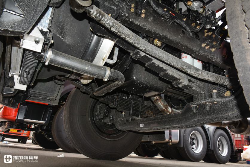 配置双卧铺的载货车，驾乘舒适性也很高，东风天锦KR高顶中卡实拍 - 第17张