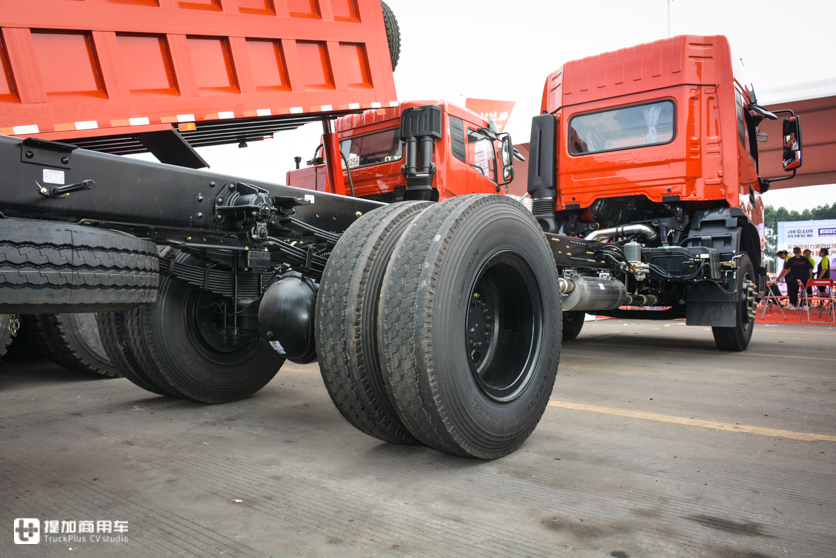 配置双卧铺的载货车，驾乘舒适性也很高，东风天锦KR高顶中卡实拍 - 第18张