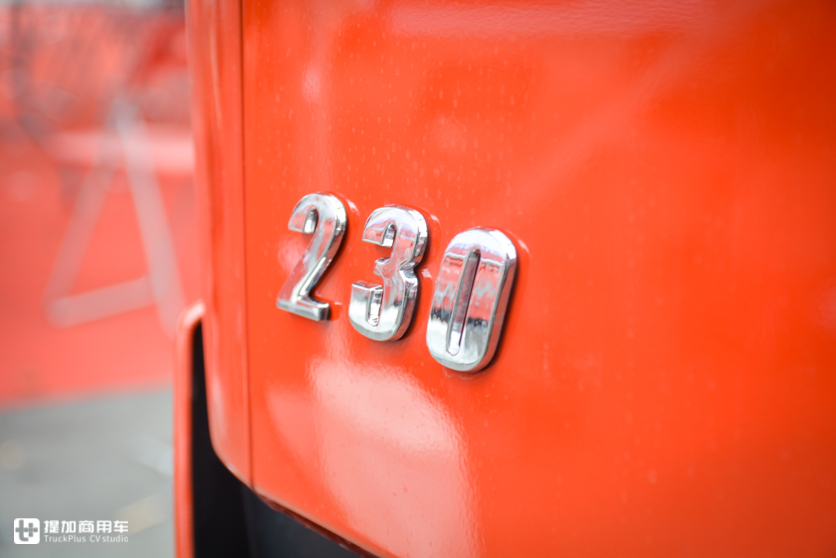 配置双卧铺的载货车，驾乘舒适性也很高，东风天锦KR高顶中卡实拍 - 第19张