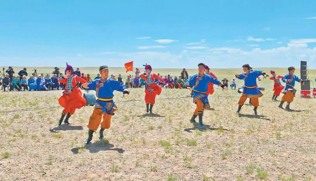 喜讯:乌兰牧骑荣登人民日报头版 金龙客车共筑荣耀! - 第2张 - 提加商用车网 喜讯:乌兰牧骑荣登人民日报头版 金龙客车共筑荣耀! - 第2张