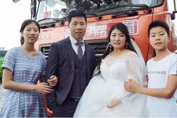 这位卡嫂，穿着婚纱开天龙车 - 第4张