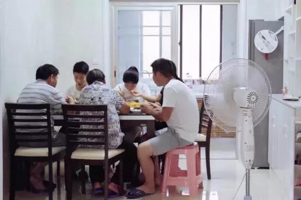 这位卡嫂,穿着婚纱开天龙车 - 第3张 - 提加商用车网 这位卡嫂,穿着婚纱开天龙车 - 第3张