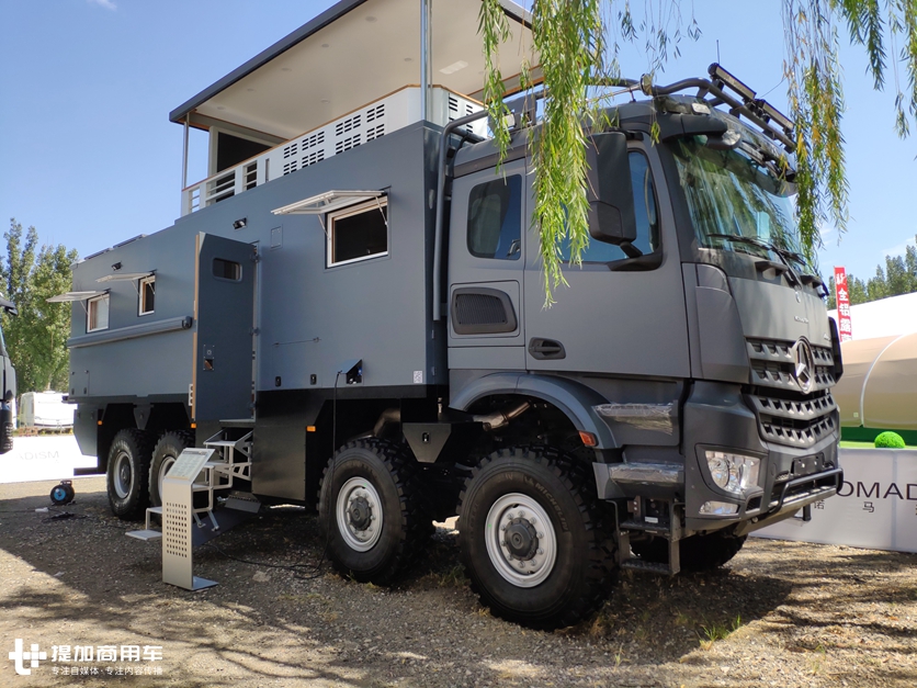 新款AROCS底盘,配7把差速锁,售价近千万的奔驰8X8房车实拍 - 第3张 - 提加商用车网 新款AROCS底盘,配7把差速锁,售价近千万的奔驰8X8房车实拍 - 第3张