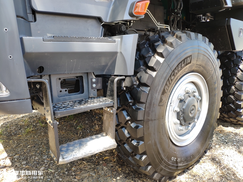 新款AROCS底盘,配7把差速锁,售价近千万的奔驰8X8房车实拍 - 第6张 - 提加商用车网 新款AROCS底盘,配7把差速锁,售价近千万的奔驰8X8房车实拍 - 第6张