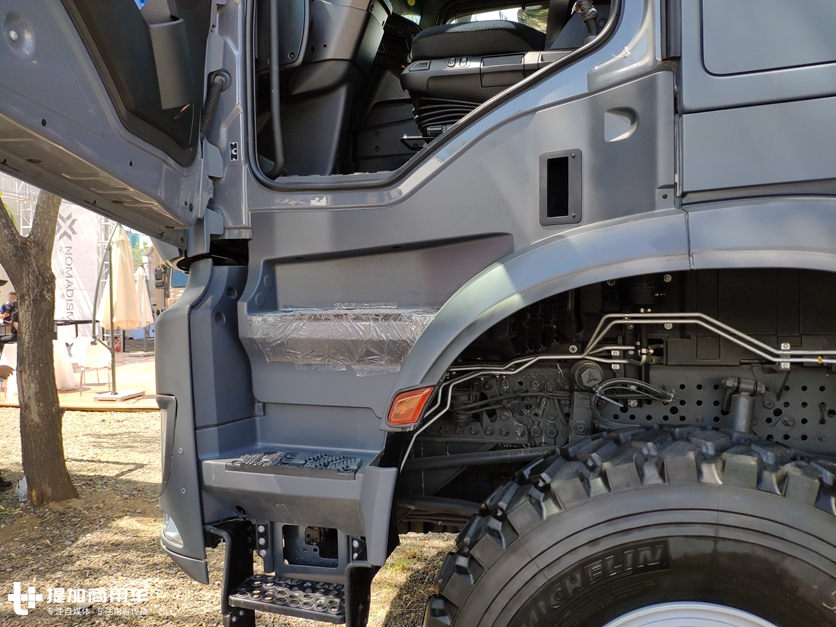 新款AROCS底盘,配7把差速锁,售价近千万的奔驰8X8房车实拍 - 第11张 - 提加商用车网 新款AROCS底盘,配7把差速锁,售价近千万的奔驰8X8房车实拍 - 第11张