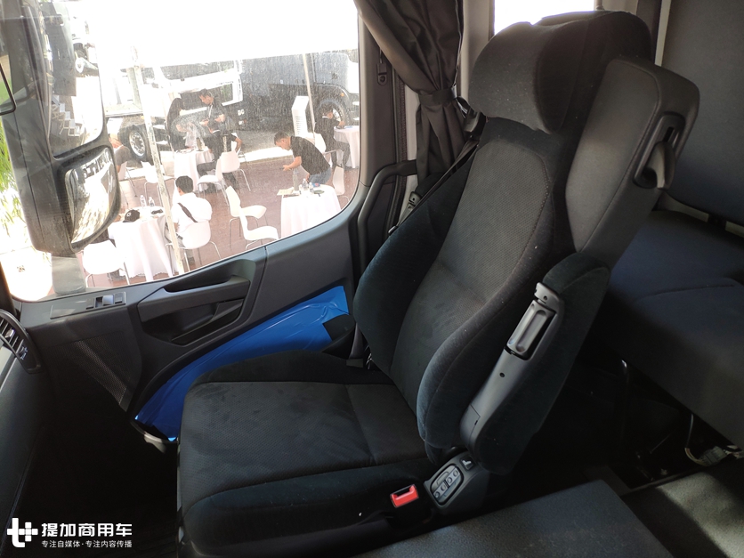 新款AROCS底盘,配7把差速锁,售价近千万的奔驰8X8房车实拍 - 第13张 - 提加商用车网 新款AROCS底盘,配7把差速锁,售价近千万的奔驰8X8房车实拍 - 第13张