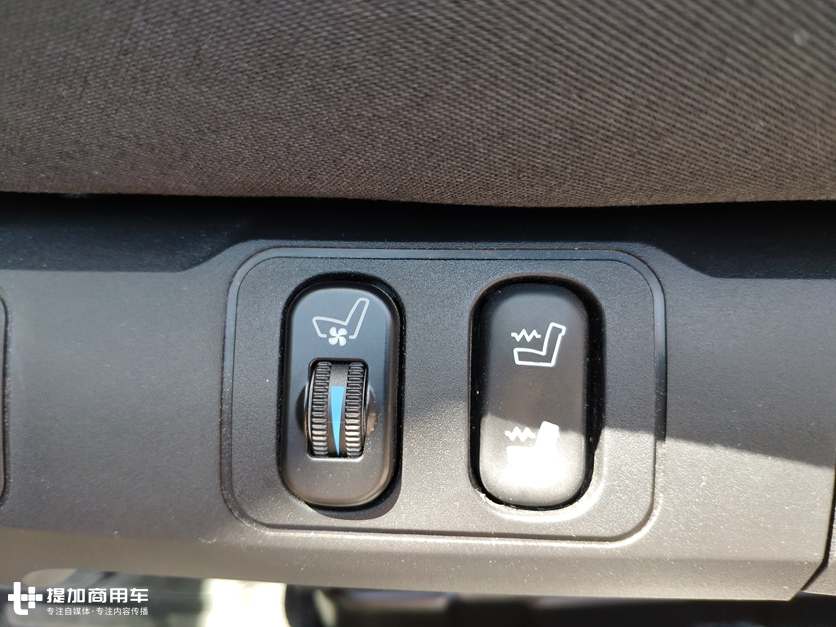 新款AROCS底盘,配7把差速锁,售价近千万的奔驰8X8房车实拍 - 第15张 - 提加商用车网 新款AROCS底盘,配7把差速锁,售价近千万的奔驰8X8房车实拍 - 第15张