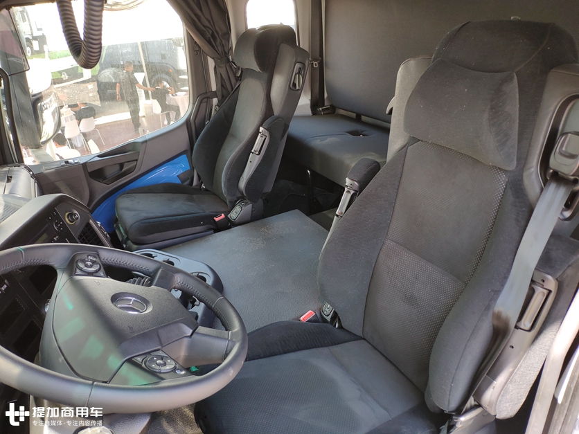 新款AROCS底盘,配7把差速锁,售价近千万的奔驰8X8房车实拍 - 第16张 - 提加商用车网 新款AROCS底盘,配7把差速锁,售价近千万的奔驰8X8房车实拍 - 第16张