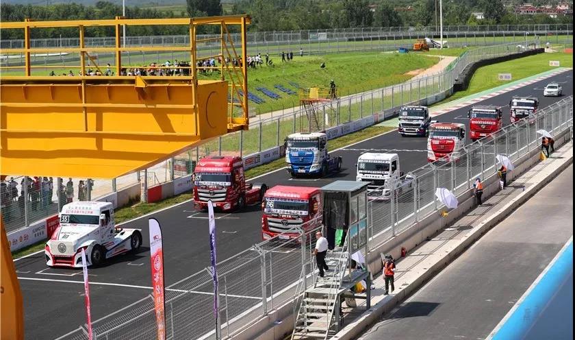 “低趴风”重汽汕德卡亮相中国卡车公开赛 - 第1张