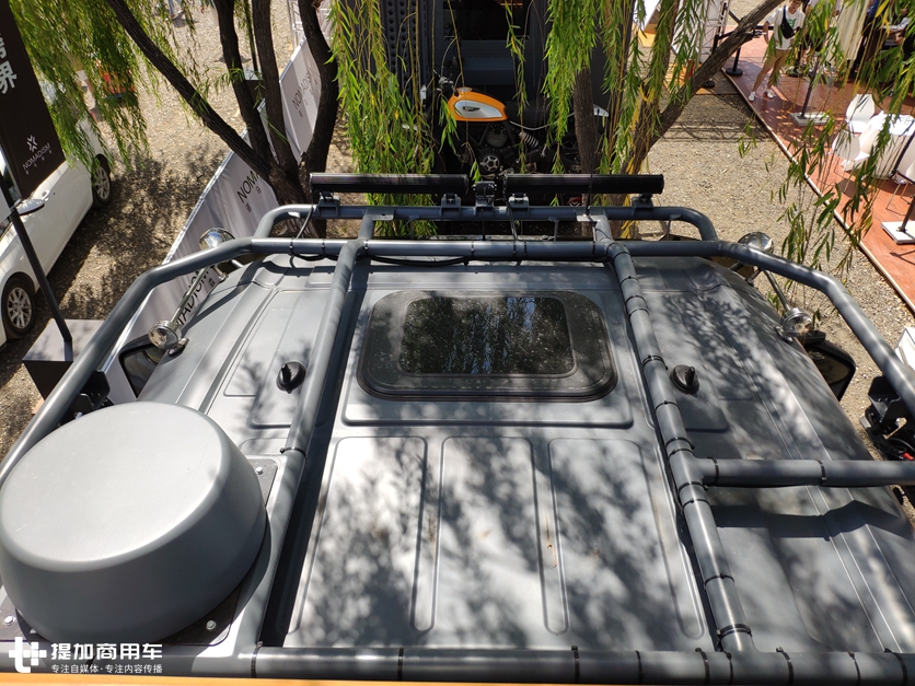 移动的两层小别墅？这款奔驰卡车底盘房车，竟需要大客车驾照才能开 - 第7张