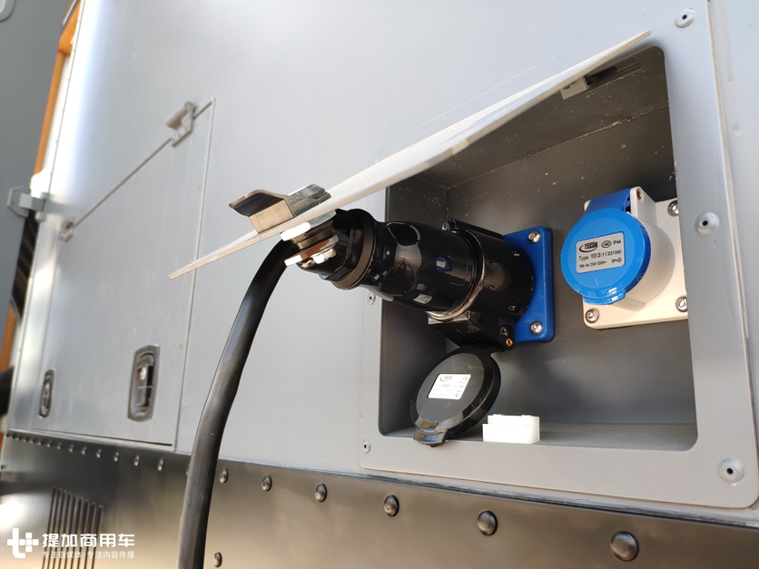 移动的两层小别墅?这款奔驰卡车底盘房车,竟需要大客车驾照才能开 - 第12张 - 提加商用车网 移动的两层小别墅?这款奔驰卡车底盘房车,竟需要大客车驾照才能开 - 第12张