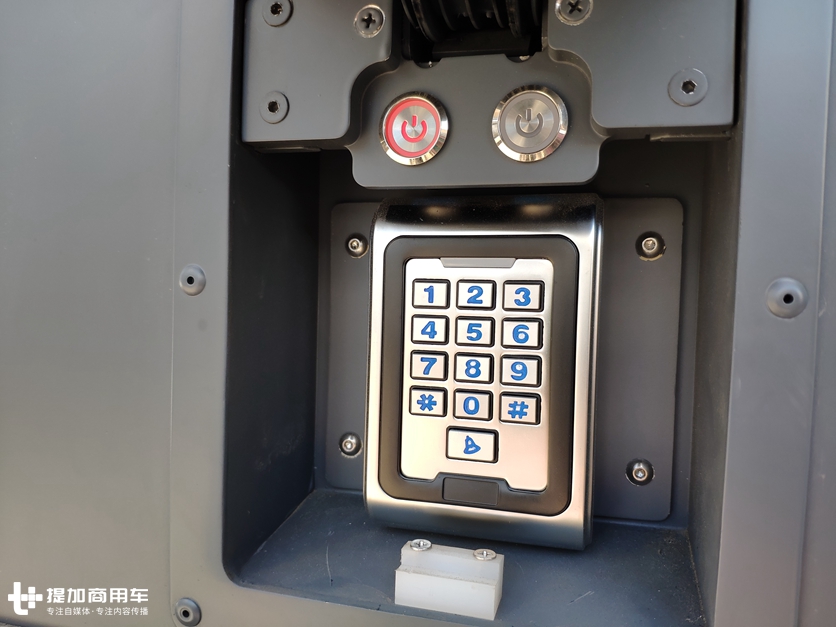 移动的两层小别墅?这款奔驰卡车底盘房车,竟需要大客车驾照才能开 - 第13张 - 提加商用车网 移动的两层小别墅?这款奔驰卡车底盘房车,竟需要大客车驾照才能开 - 第13张