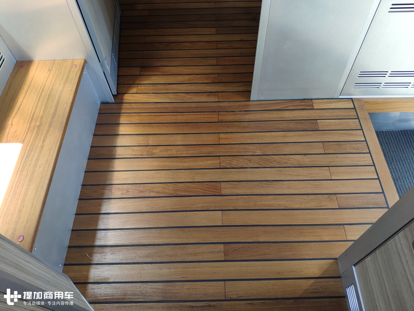 移动的两层小别墅?这款奔驰卡车底盘房车,竟需要大客车驾照才能开 - 第14张 - 提加商用车网 移动的两层小别墅?这款奔驰卡车底盘房车,竟需要大客车驾照才能开 - 第14张